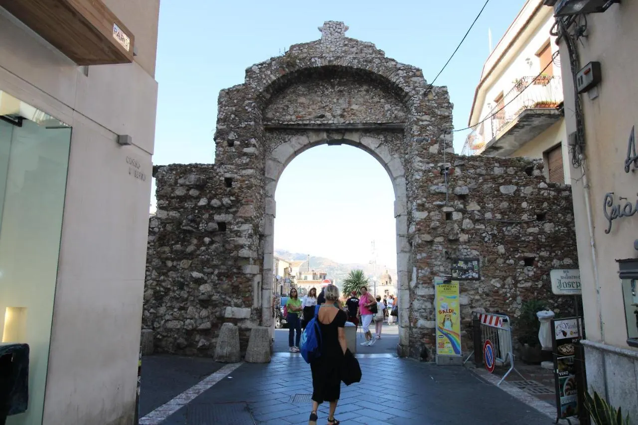 C\'Est La Vie Taormina contacts